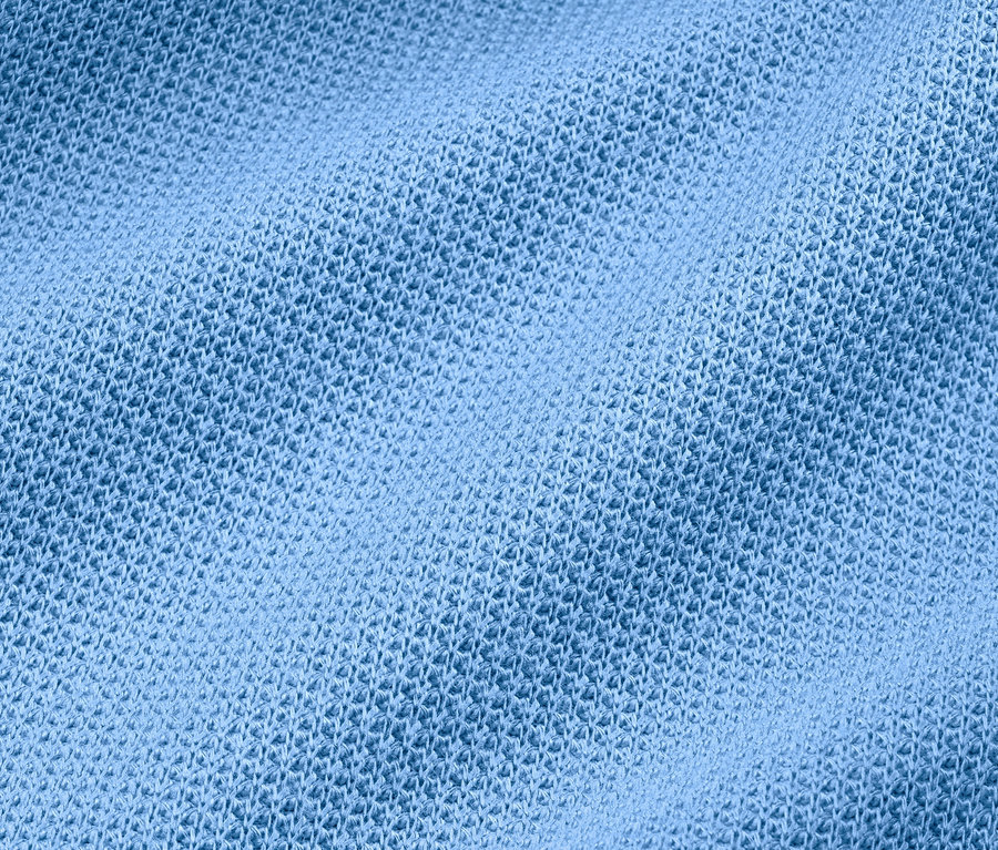 Detailansicht eines hellblauen, strukturierten Shirts.