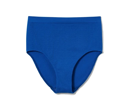 Blauer Seamless-Taillenslip mit Struktur auf weißem Hintergrund.