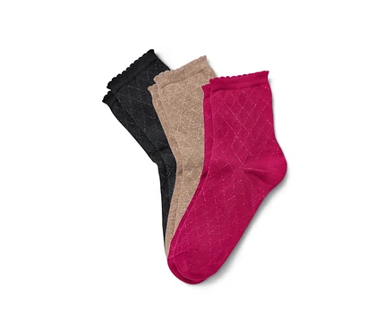 Drei Paar Socken mit Glitzergarn in Schwarz, Hellbraun und Himbeerrot.
