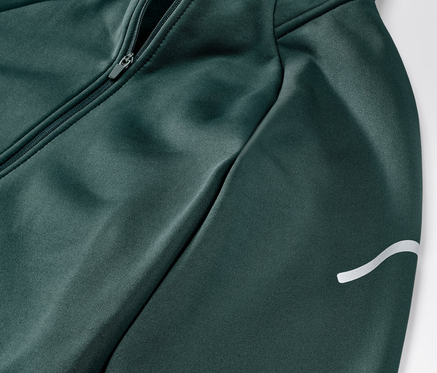Detailaufnahme einer dunkelgrünen Thermojacke mit Reißverschluss und weißem Logo.