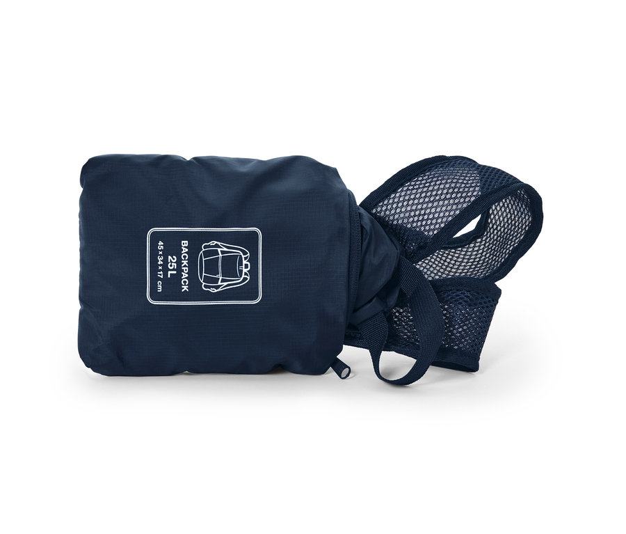Ein faltbarer Rucksack in Dunkelblau.