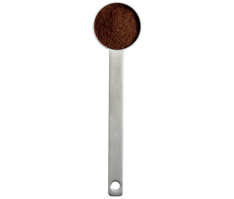 Ein silbernes Kaffeelot voll mit gemahlenem Kaffee.