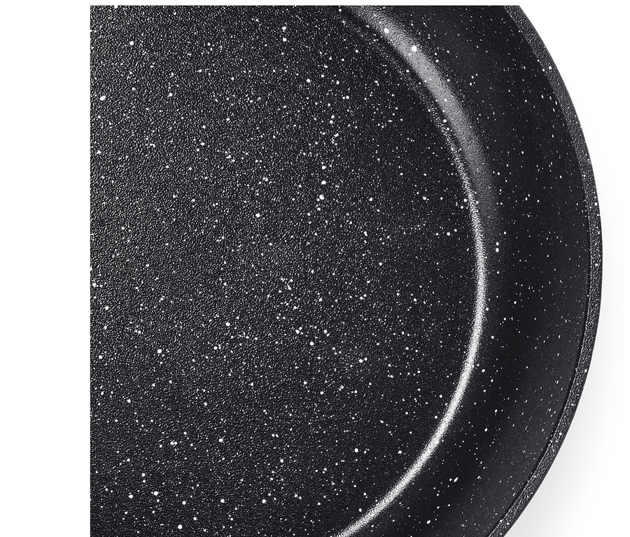 Detailaufnahme des Inneren einer schwarzen Profi-Pfanne in Steinoptik mit weißen Sprenkeln.