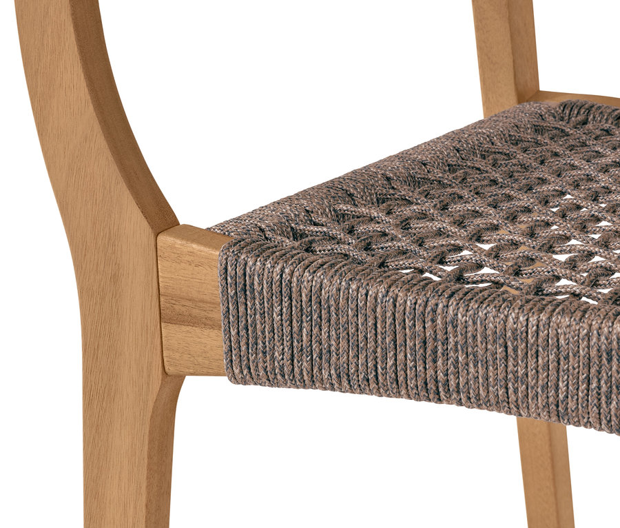 Detailansicht eines stapelbaren Dining-Stuhls mit Textilgeflecht und Holzrahmen.