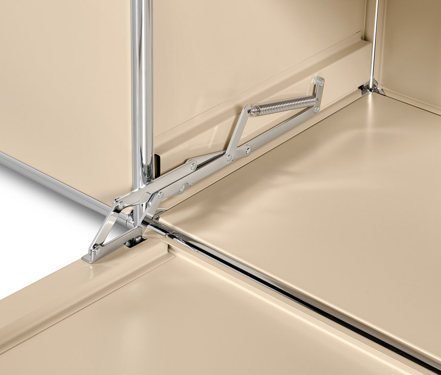Detailansicht des beigen Metall Sideboards »CN3« mit 2 Klappen und Glasböden.