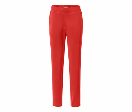 Rote Joggpants.