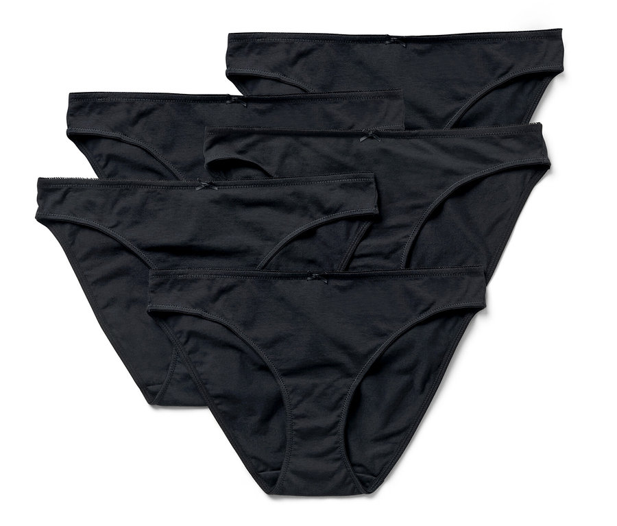 Fünf schwarze Slips auf weißem Hintergrund.