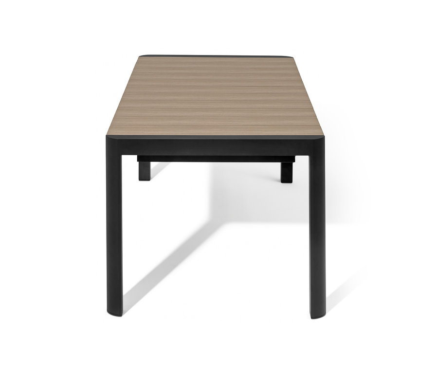 Ausziehtisch mit Polywood-Tischplatte.