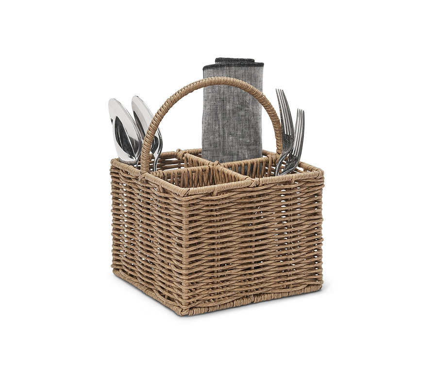 Ein geflochtener Besteckkorb mit vier Fächern, von denen eines Stoffservietten und die anderen Besteck enthalten.