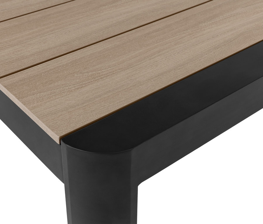 Detailansicht eines Ausziehtisches mit Polywood-Tischplatte und schwarzem Rahmen.
