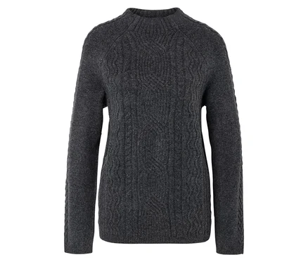 Grauer Strickpullover mit langen Ärmeln und Rundhalsausschnitt.