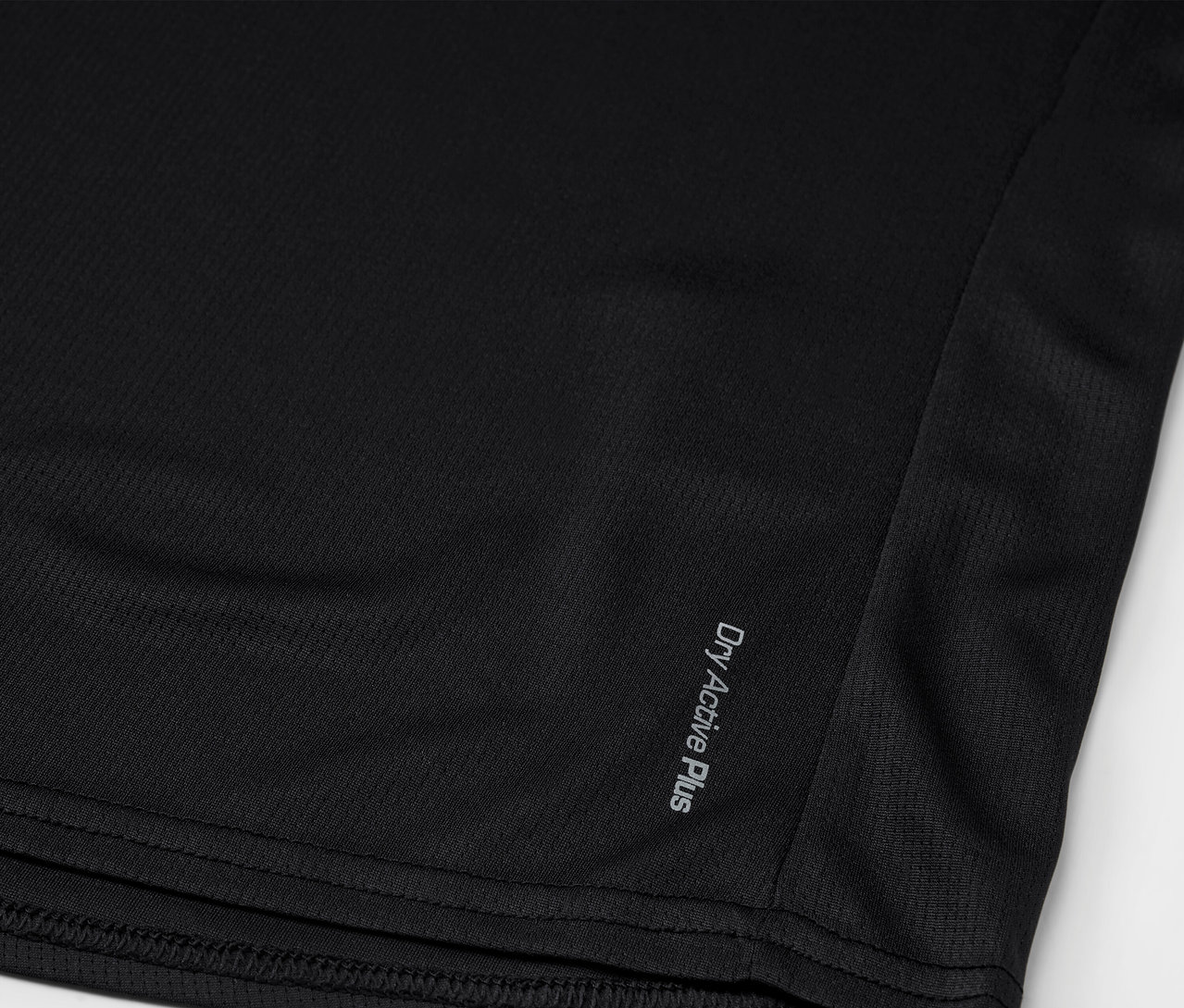 Detailaufnahme eines schwarzen Sportshirts mit dem Aufdruck "Dry Active Plus" im unteren Bereich.