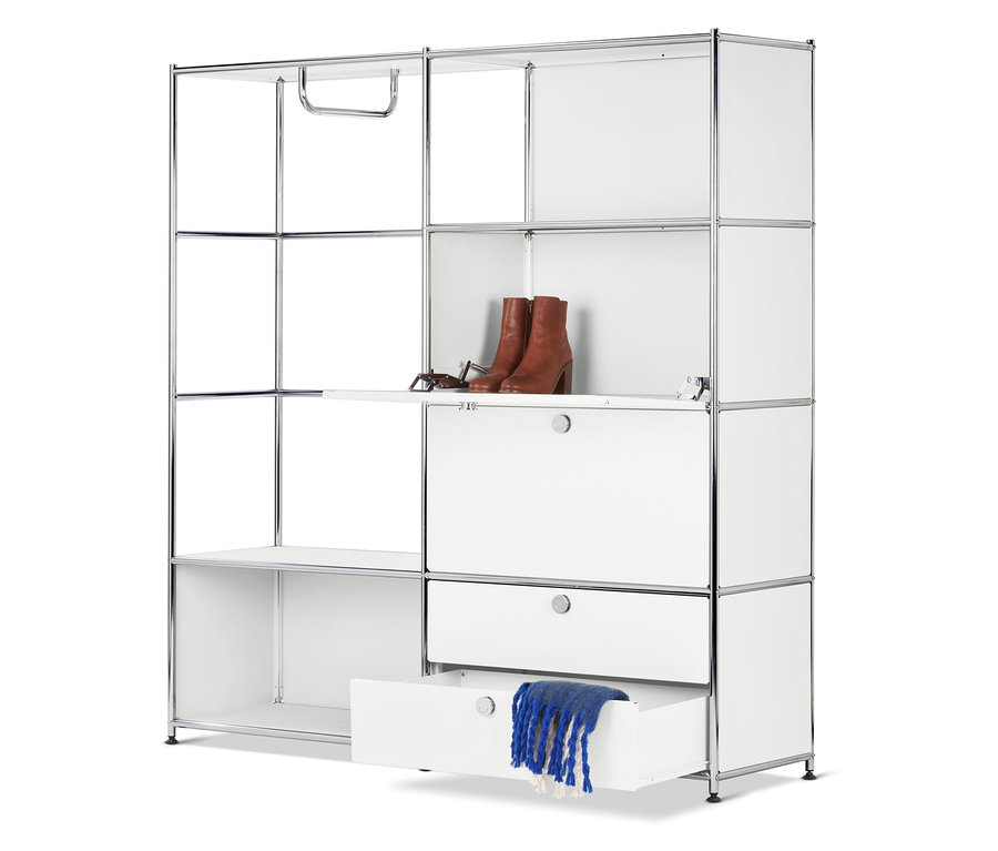 Weißes modulares Aufbewahrungssystem mit braunen Stiefeln, Brille und blauem Schal.