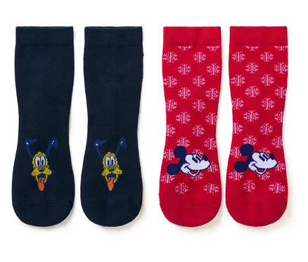 Zwei Paar Socken. Einmal dunkelblaue Socken mit Pluto und einmal rote Socken mit Mickey Mouse und Schneeflocken.