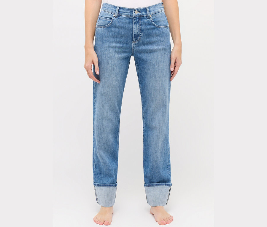 Nahaufnahme einer Person, die Angels Jeans »Lara« Straight Fit Turn Up, light blue, trägt.
