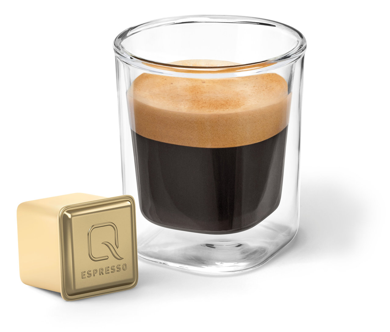 Ein Glas Espresso und eine goldene Kapsel Qbo Flavoured Espresso Raspberry White Choc.