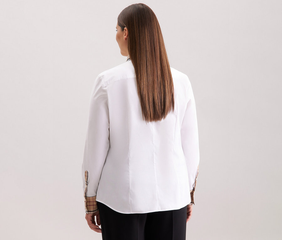 Rückansicht einer Frau mit langen braunen Haaren, die eine weiße Seidensticker Popeline-Bluse mit Karodetail trägt.