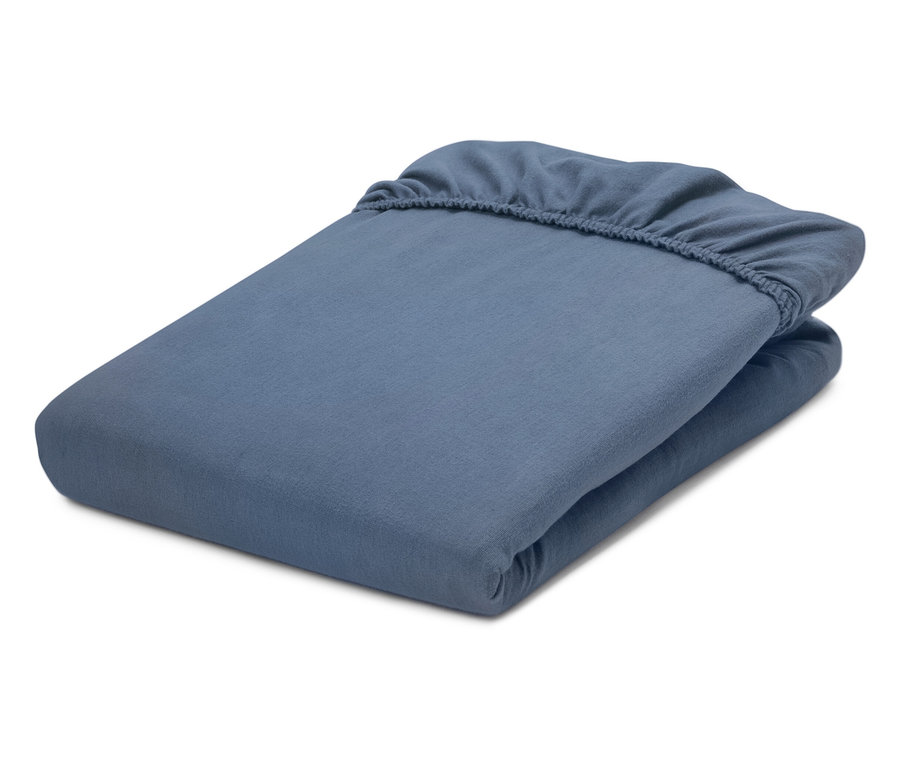 Gefaltetes blaues Spannbetttuch auf weißem Hintergrund.