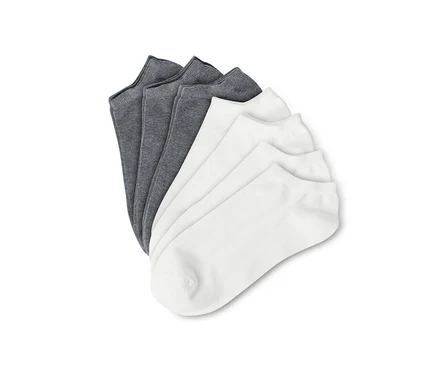 Ein Fächer aus sieben Paar Sneakersocken in Weiß und Grau.
