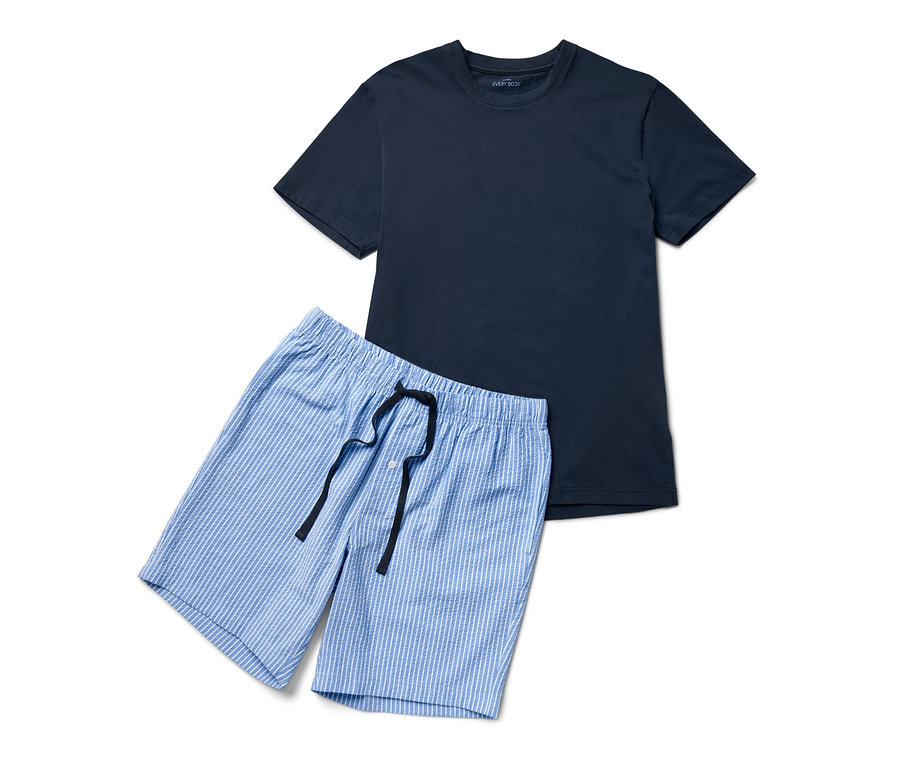 Ein marineblaues T-Shirt und eine blaue, kurze Pyjamahose aus Webstoff.