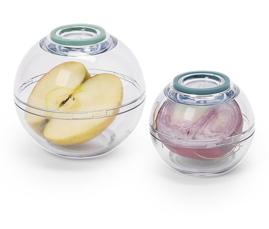 Ein halber Apfel in einem großen, durchsichtigen Behälter und eine rote Zwiebel in einem kleineren, durchsichtigen Behälter.