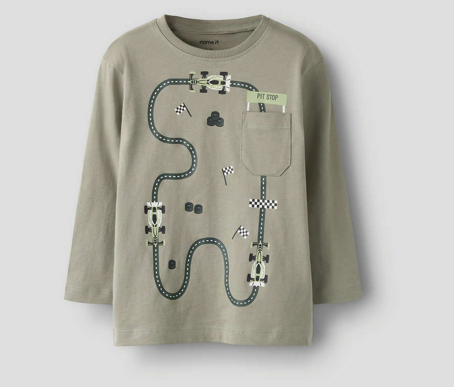Ein grünes Langarmshirt mit einer Rennstrecke, Rennwagen und Zielflaggen. Es ist eines von zwei NAME IT Langarmshirts.