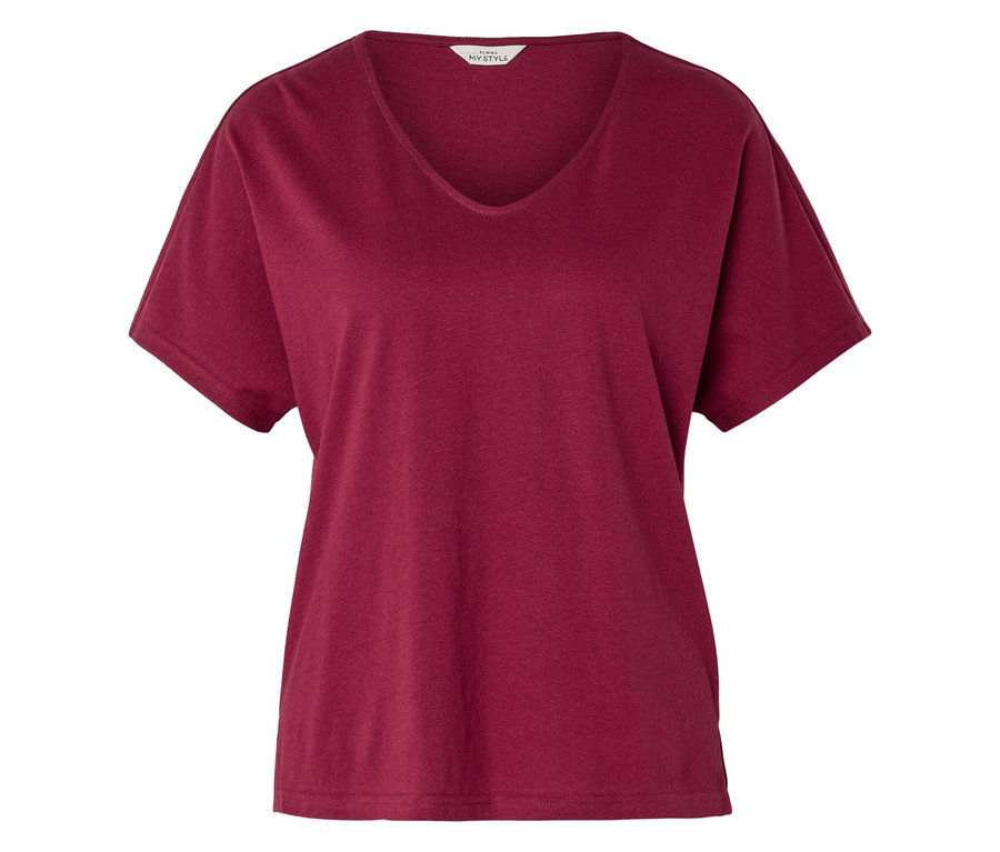 Ein weinrotes T-Shirt mit V-Ausschnitt liegt flach.