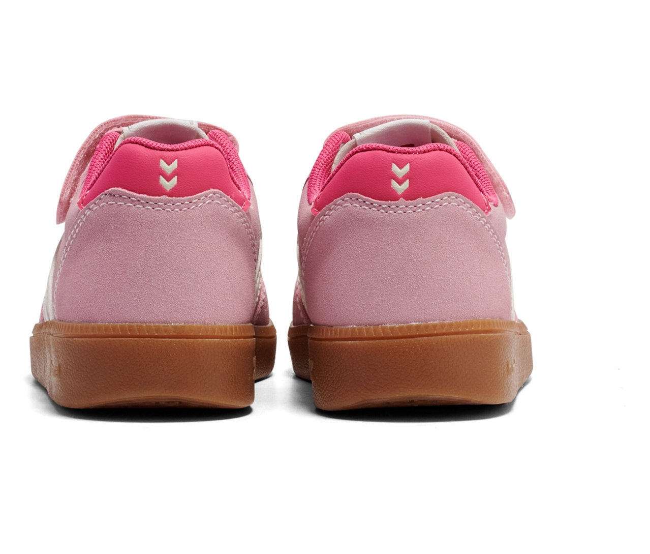 Rückansicht von zwei rosa hummel® Handball Perfekt CL JR Sneakern mit Klettverschluss und brauner Sohle.