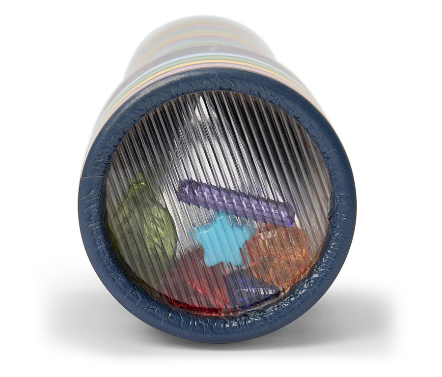 Blick in ein Kaleidoskop mit bunten, losen Objekten vor geriffelten Spiegeln.