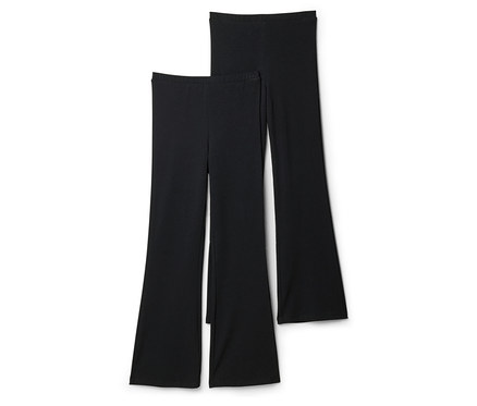 Zwei schwarze ausgestellte Hosen liegen übereinander auf einem weißen Hintergrund.
