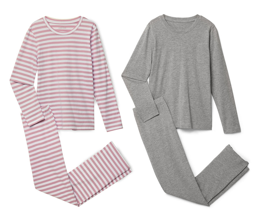 Zwei Pyjama-Sets liegen auf einem weißen Hintergrund. Ein Set ist rosa-weiß gestreift, das andere ist einfarbig grau.