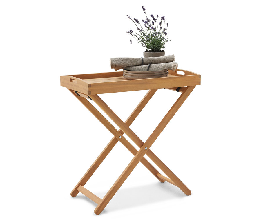 Holzbeistelltisch mit Tablett, darauf Teller, Handtücher und Lavendel.