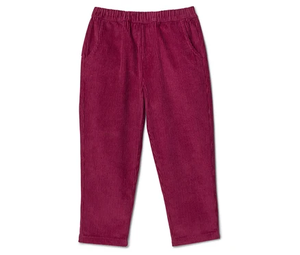 Burgunderfarbene Cordhose mit Gummizug und Taschen liegt auf weißem Hintergrund.