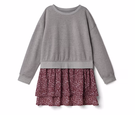 Ein Kleid mit einem grauen Langarm-Sweatshirt-Oberteil und einem gestuften, bordeauxroten Rock mit kleinem Blumenmuster.