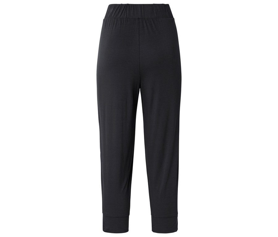 Schwarze Hose mit elastischem Bund.