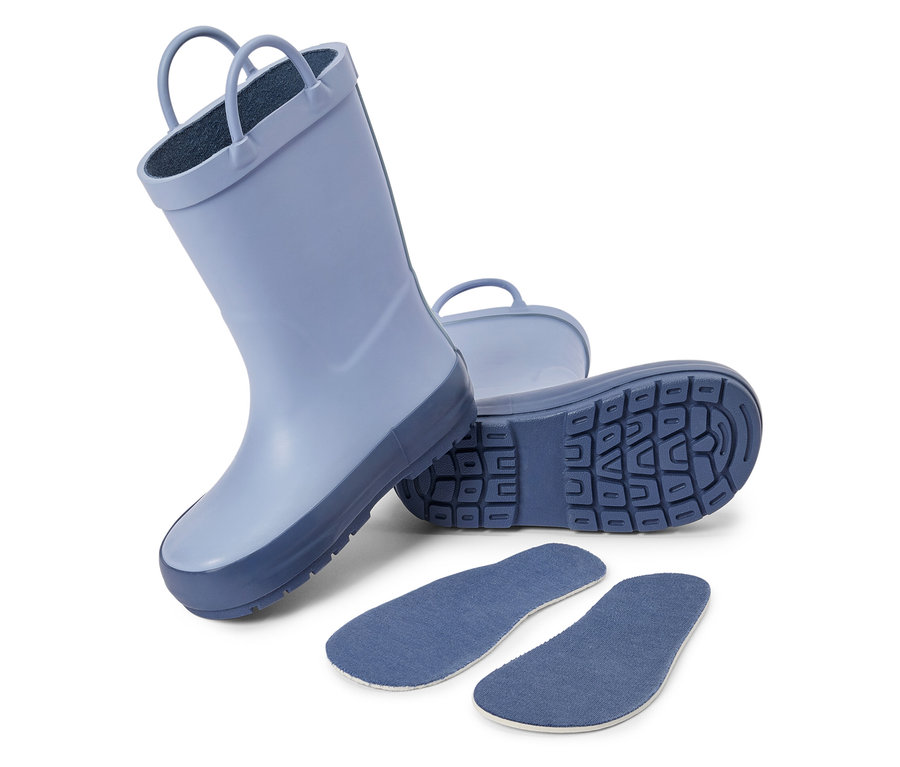 Hellblaue Gummistiefel mit herausnehmbaren Einlegesohlen liegen auf einem weißen Hintergrund.