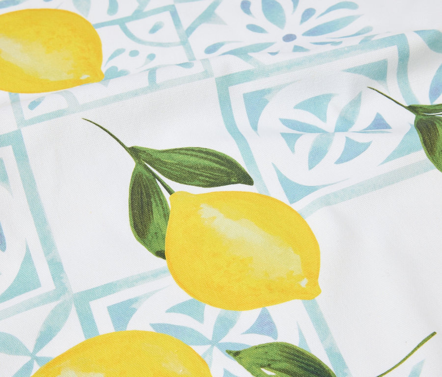 Nahaufnahme eines Stoffes mit Zitronenmuster und blauem Fliesendesign.