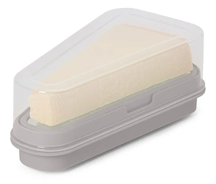 Ein Stück Käse in einer grauen Käseglocke mit transparentem Deckel.
