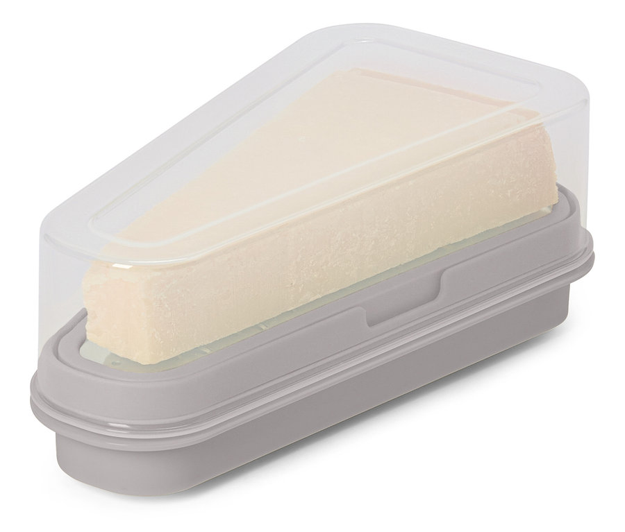 Ein Stück Käse in einer grauen Käseglocke mit transparentem Deckel.