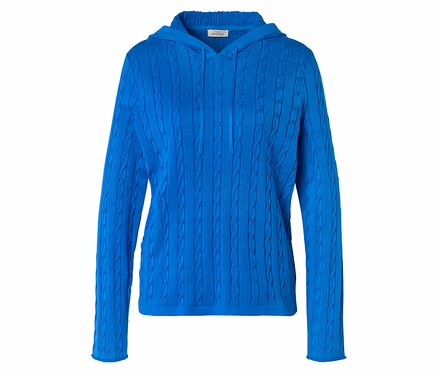Blauer Kapuzenpullover mit Zopfmuster und Kordelzug vor weißem Hintergrund.