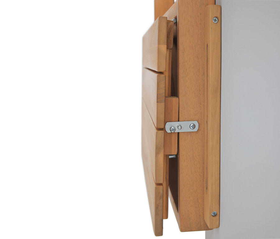 Eine Wandhalterung aus Holz ist an einer weißen Wand befestigt.