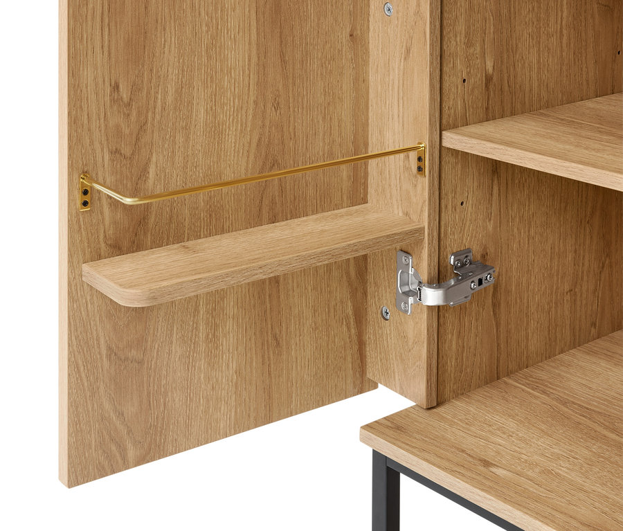 Offene Holztür eines Schranks mit einem kleinen Regal und einer goldenen Stange, die innere Holzregale und ein silbernes Scharnier zeigt.