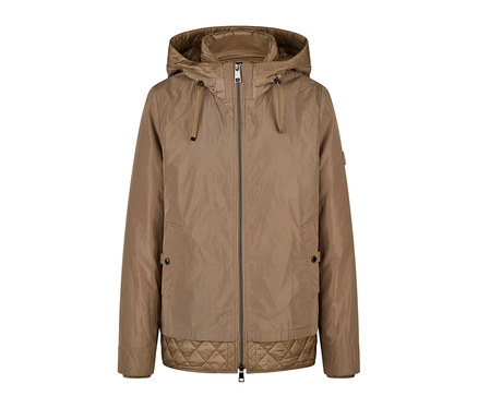 Eine hellbraune Barbara Lebek Kurzjacke mit Kapuze, durchgehendem Reißverschluss und gestepptem Saum. Die Jacke hat Kordelzüge an der Kapuze und geknöpfte Taschen.