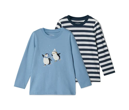 Zwei Langarmshirts für Kinder: ein hellblaues mit zwei Schlittschuh laufenden Pinguinen und ein dunkelblau-weiß gestreiftes.