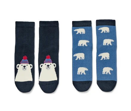 Zwei Paar Socken. Ein Paar ist dunkelblau mit einem weißen Bärenkopf mit rot-blauer Mütze, und das andere Paar ist blau mit weißen Eisbärbildern.