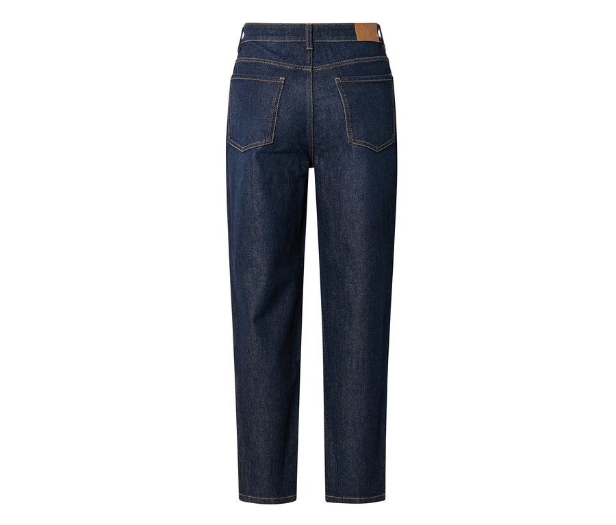 Dunkelblaue Jeans, von hinten gesehen, mit zwei Gesäßtaschen und einem hellbraunen Aufnäher am Bund.