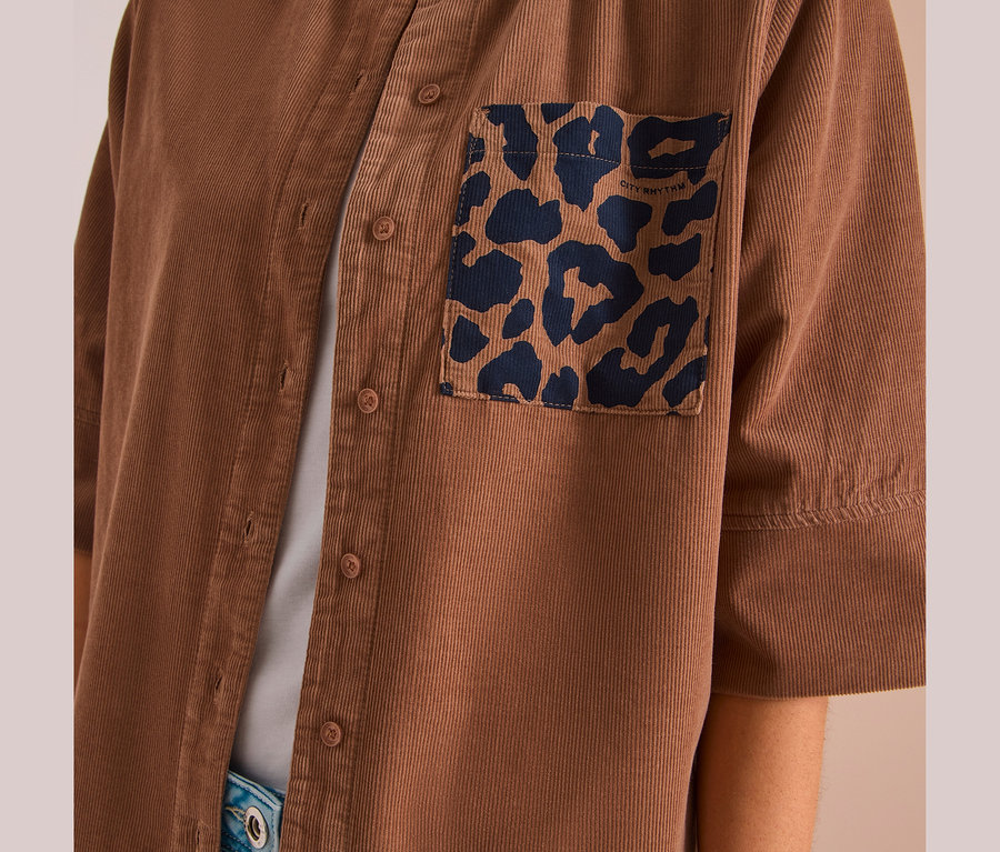 Braune CECIL Hemdbluse aus Cord mit dunkelblauer Leopardenmuster-Tasche auf der linken Brust.