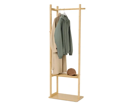 Kleiderständer aus Holz mit beiger Jacke, grünem Anorak und brauner Kappe.