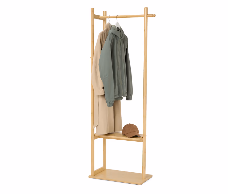 Kleiderständer aus Holz mit beiger Jacke, grünem Anorak und brauner Kappe.