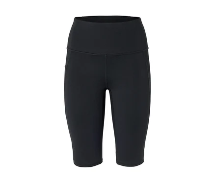 Nahaufnahme einer schwarzen, knielangen Leggings vor einem weißen Hintergrund.